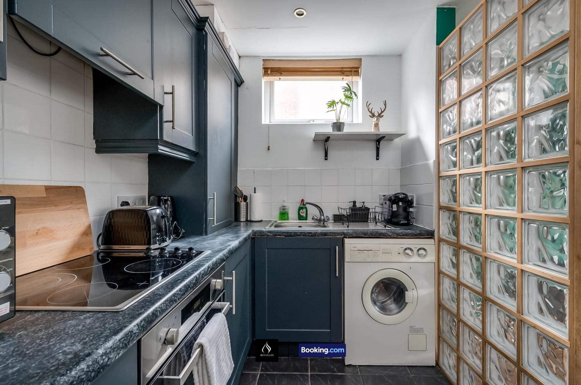 2 Bed House By Boyeilles Apartments Short Lets & Serviced Accommodation Belfast With Balcony & Free Parking Exteriör bild