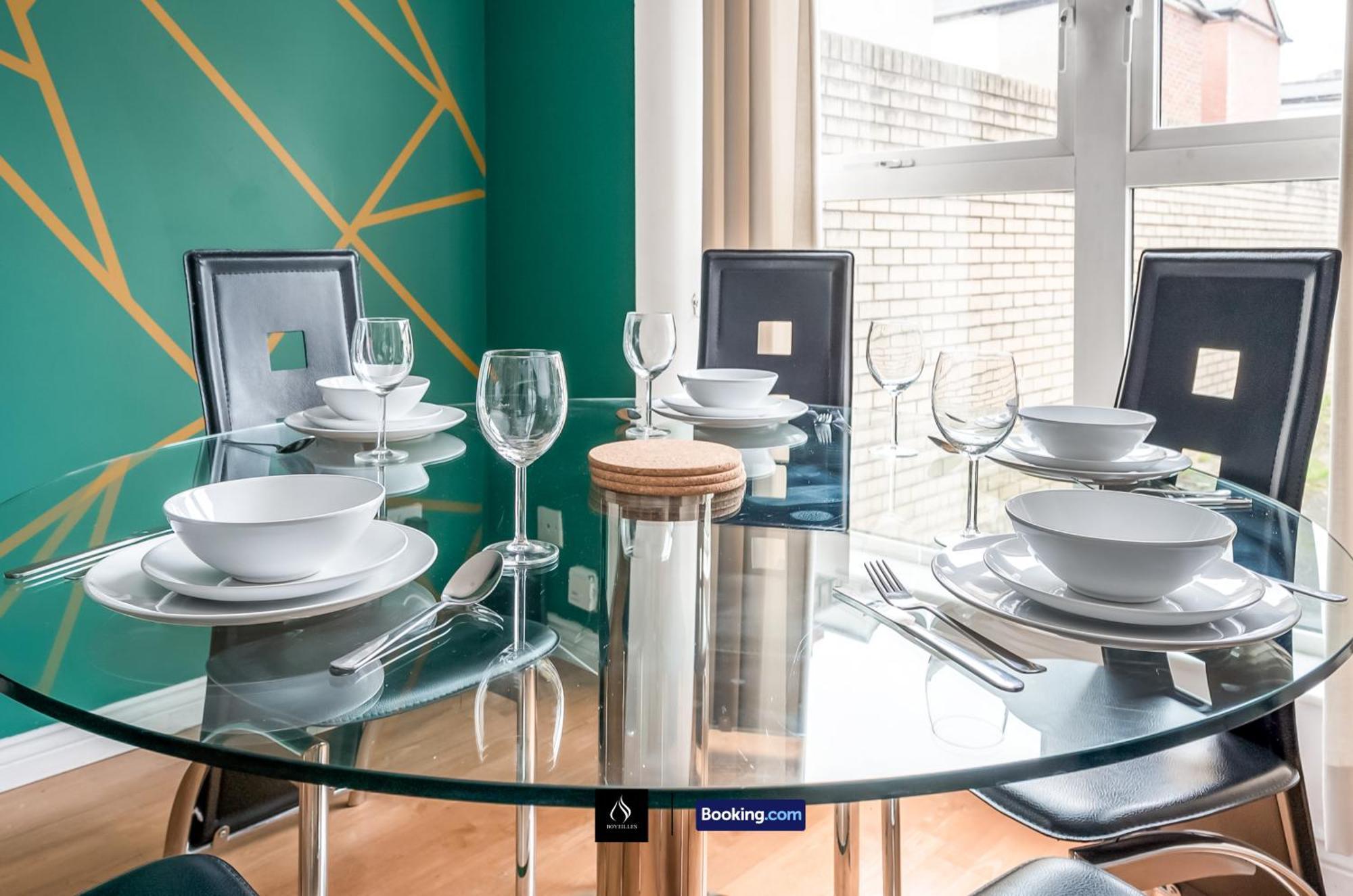 2 Bed House By Boyeilles Apartments Short Lets & Serviced Accommodation Belfast With Balcony & Free Parking Exteriör bild