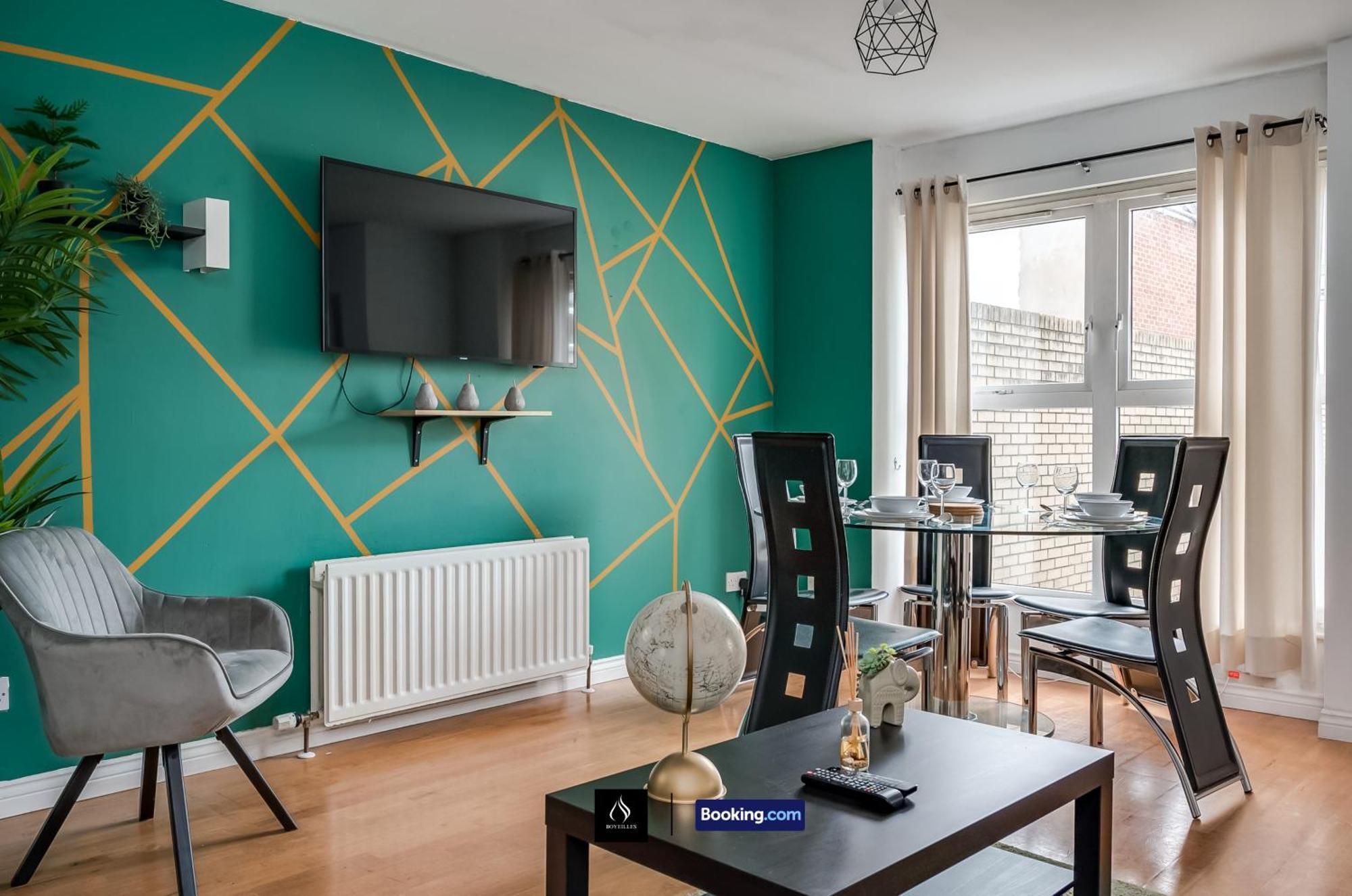2 Bed House By Boyeilles Apartments Short Lets & Serviced Accommodation Belfast With Balcony & Free Parking Exteriör bild