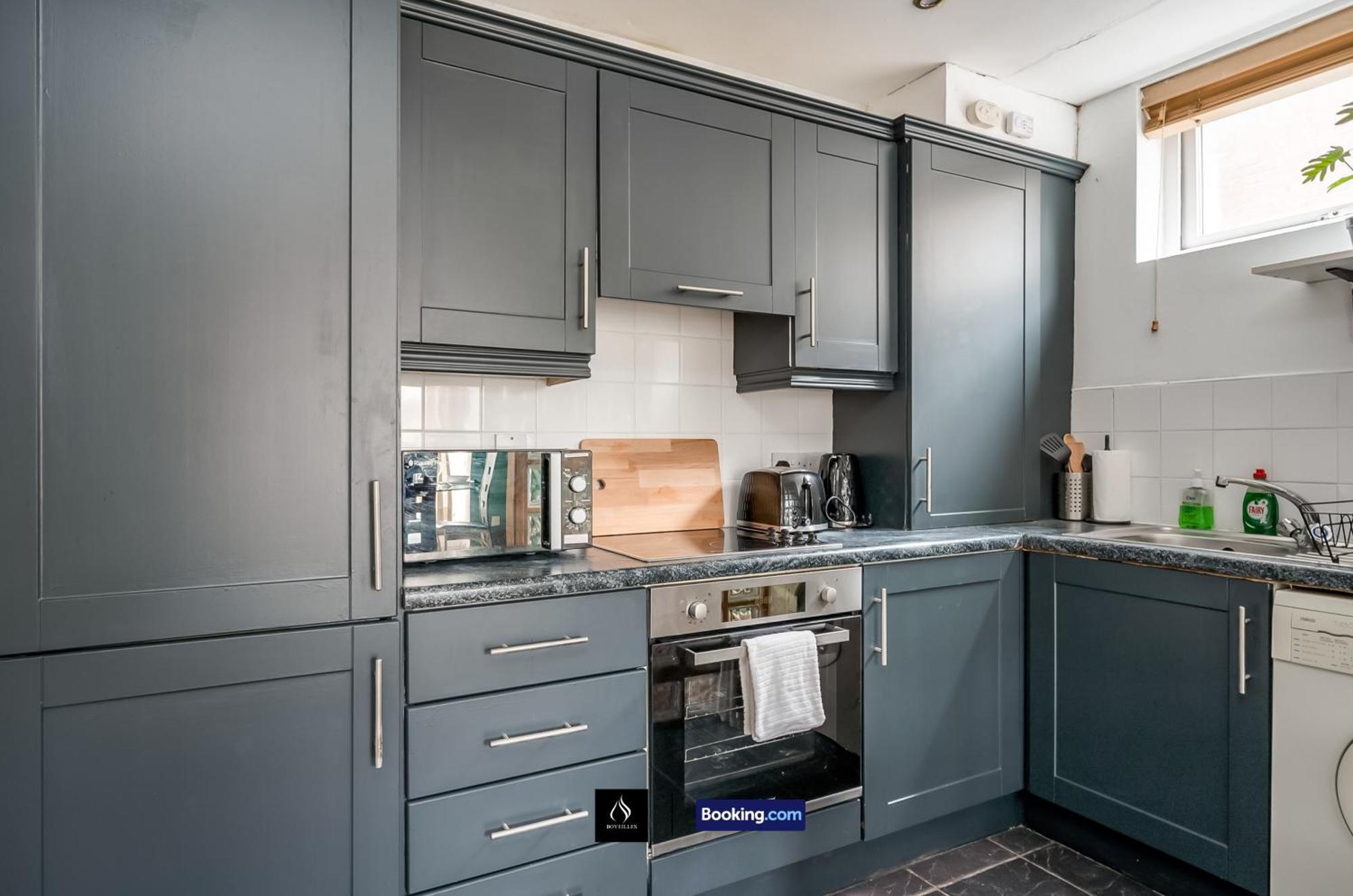2 Bed House By Boyeilles Apartments Short Lets & Serviced Accommodation Belfast With Balcony & Free Parking Exteriör bild