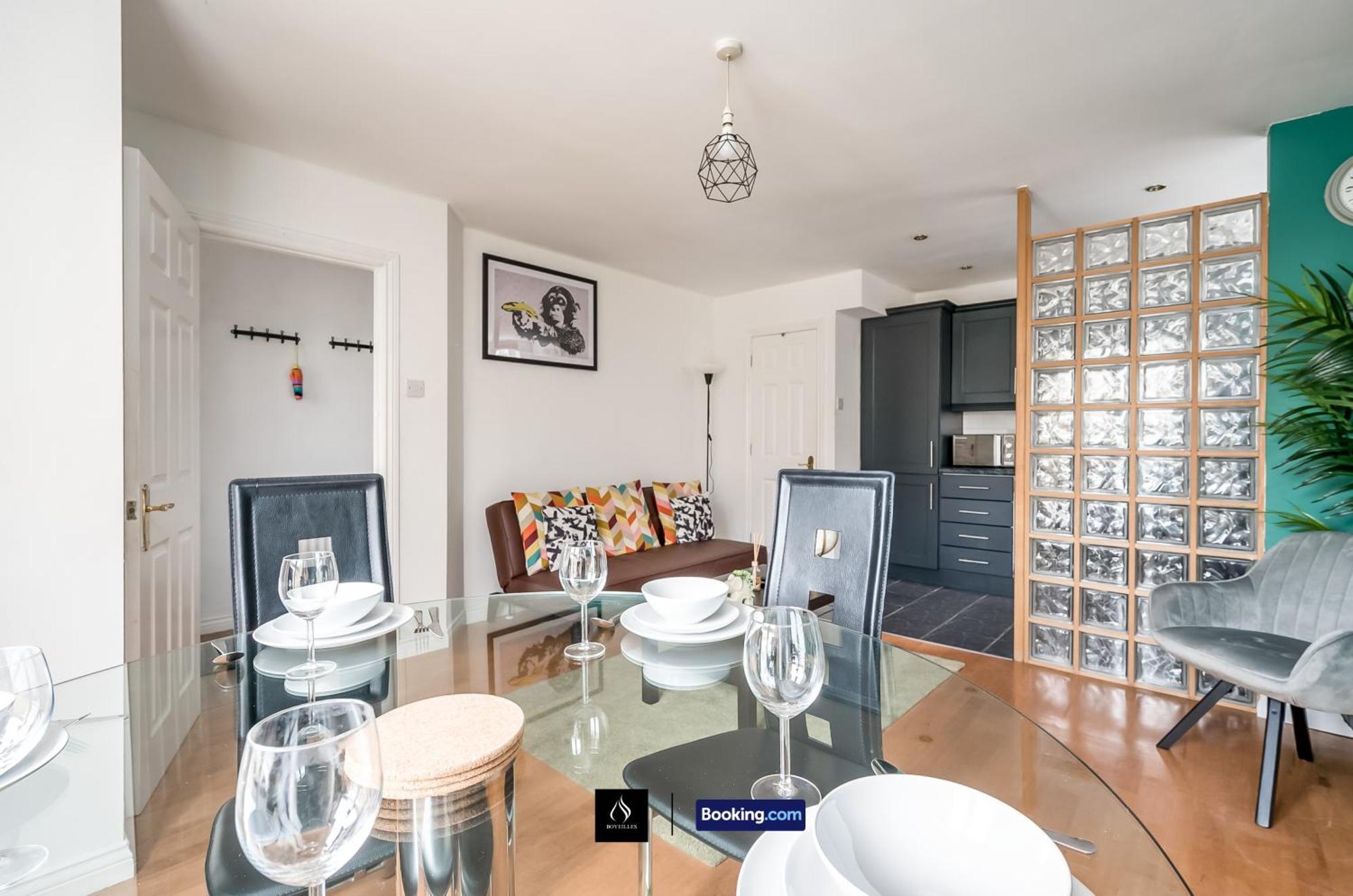 2 Bed House By Boyeilles Apartments Short Lets & Serviced Accommodation Belfast With Balcony & Free Parking Exteriör bild
