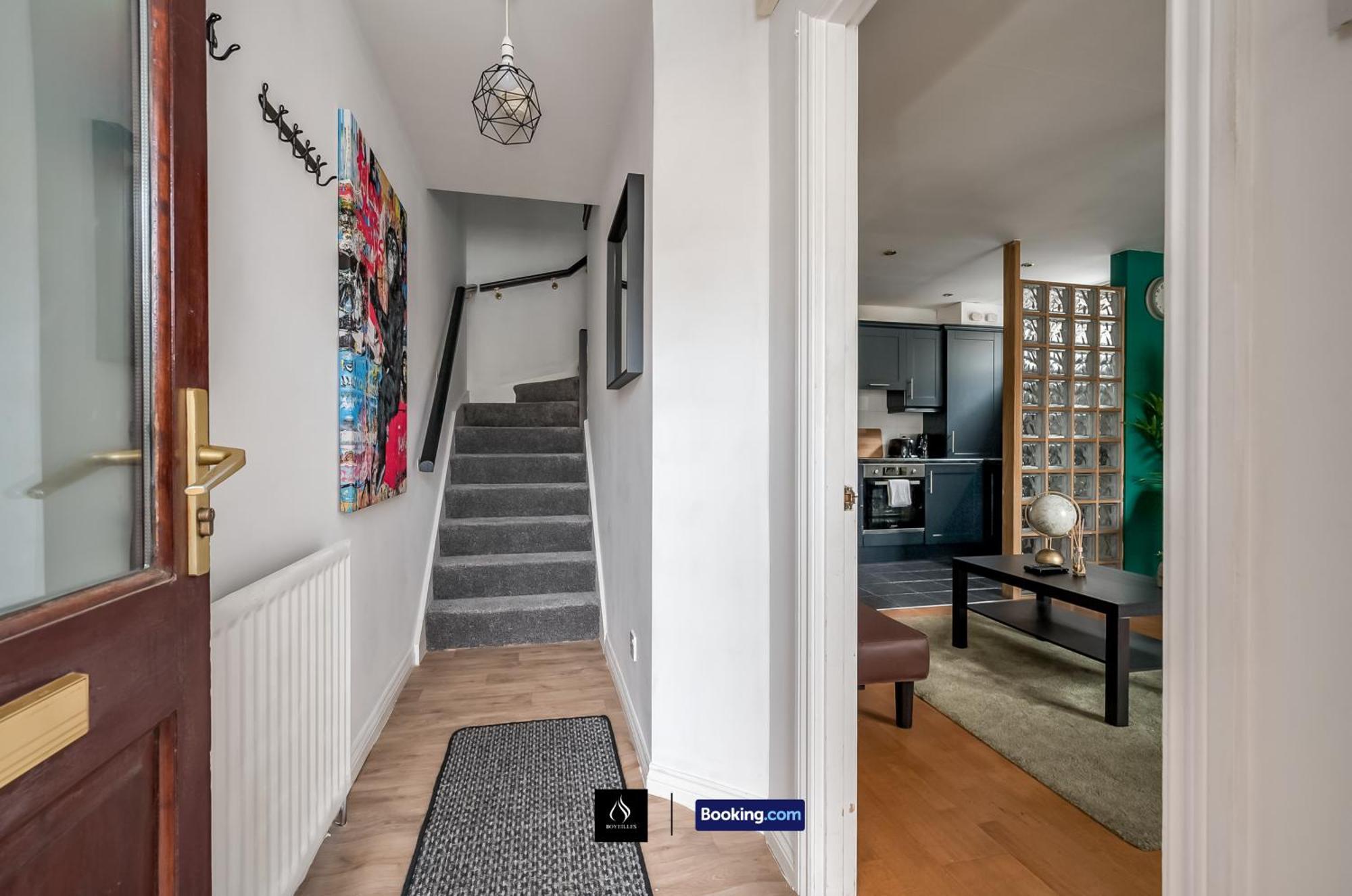 2 Bed House By Boyeilles Apartments Short Lets & Serviced Accommodation Belfast With Balcony & Free Parking Exteriör bild