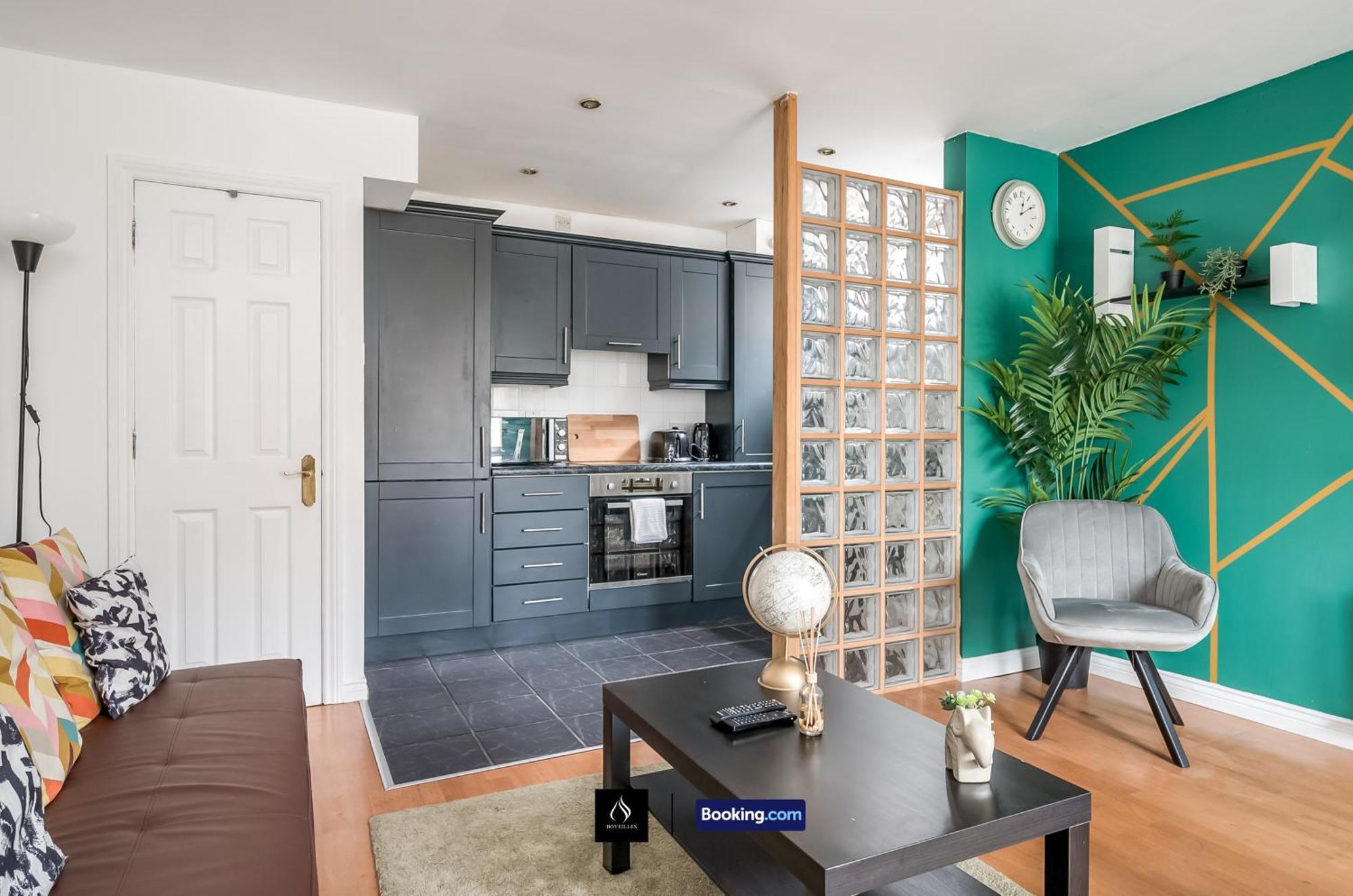 2 Bed House By Boyeilles Apartments Short Lets & Serviced Accommodation Belfast With Balcony & Free Parking Exteriör bild