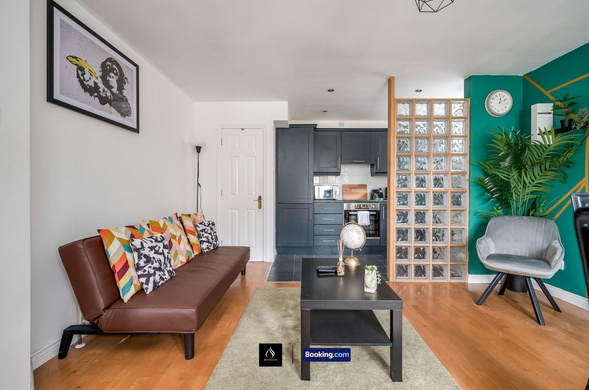 2 Bed House By Boyeilles Apartments Short Lets & Serviced Accommodation Belfast With Balcony & Free Parking Exteriör bild