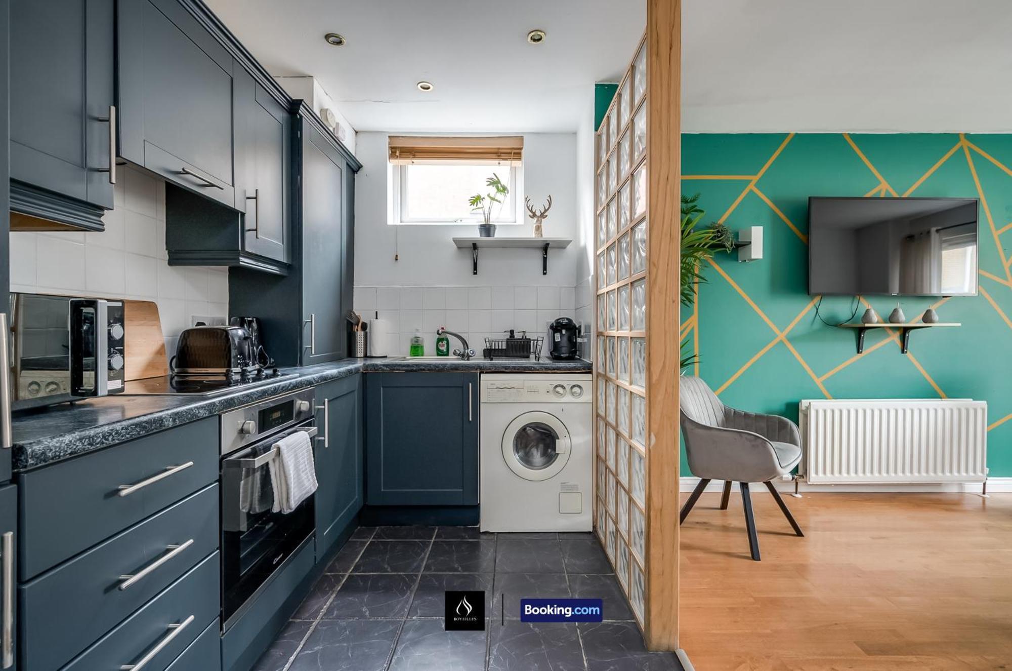 2 Bed House By Boyeilles Apartments Short Lets & Serviced Accommodation Belfast With Balcony & Free Parking Exteriör bild