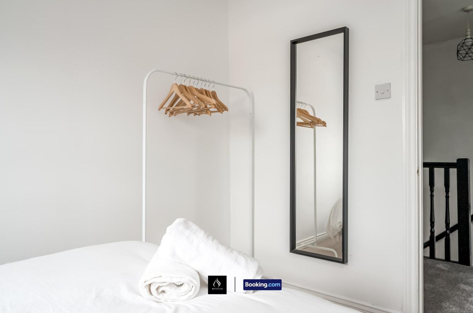 2 Bed House By Boyeilles Apartments Short Lets & Serviced Accommodation Belfast With Balcony & Free Parking Exteriör bild