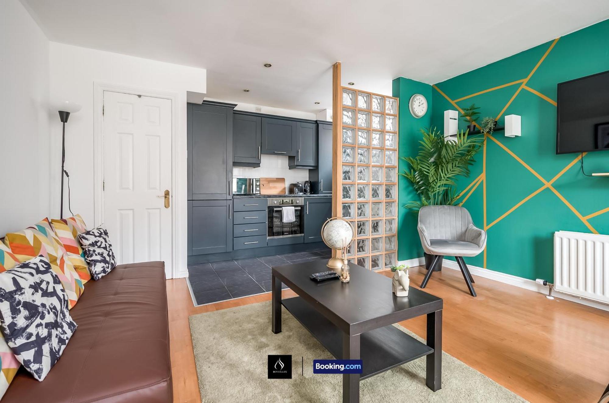 2 Bed House By Boyeilles Apartments Short Lets & Serviced Accommodation Belfast With Balcony & Free Parking Exteriör bild