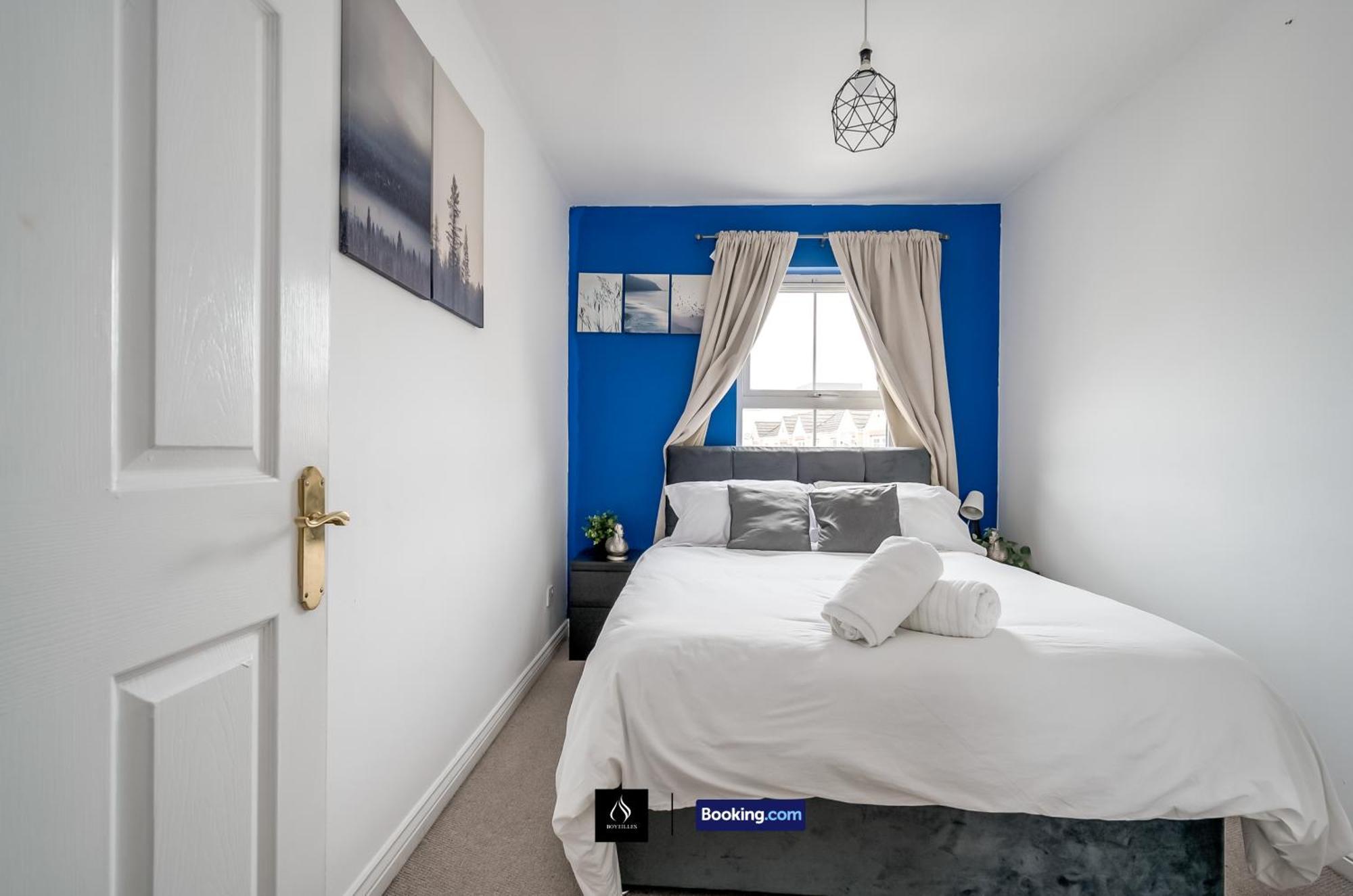 2 Bed House By Boyeilles Apartments Short Lets & Serviced Accommodation Belfast With Balcony & Free Parking Exteriör bild