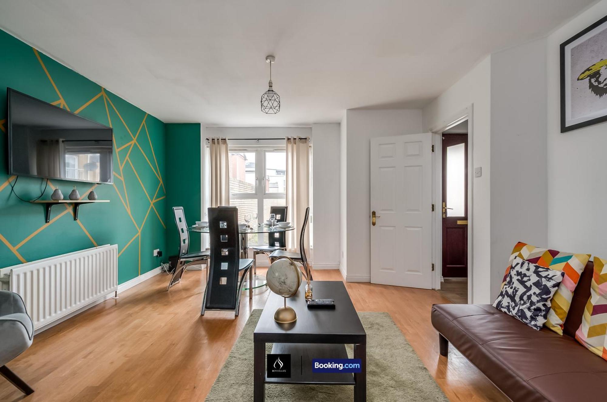 2 Bed House By Boyeilles Apartments Short Lets & Serviced Accommodation Belfast With Balcony & Free Parking Exteriör bild
