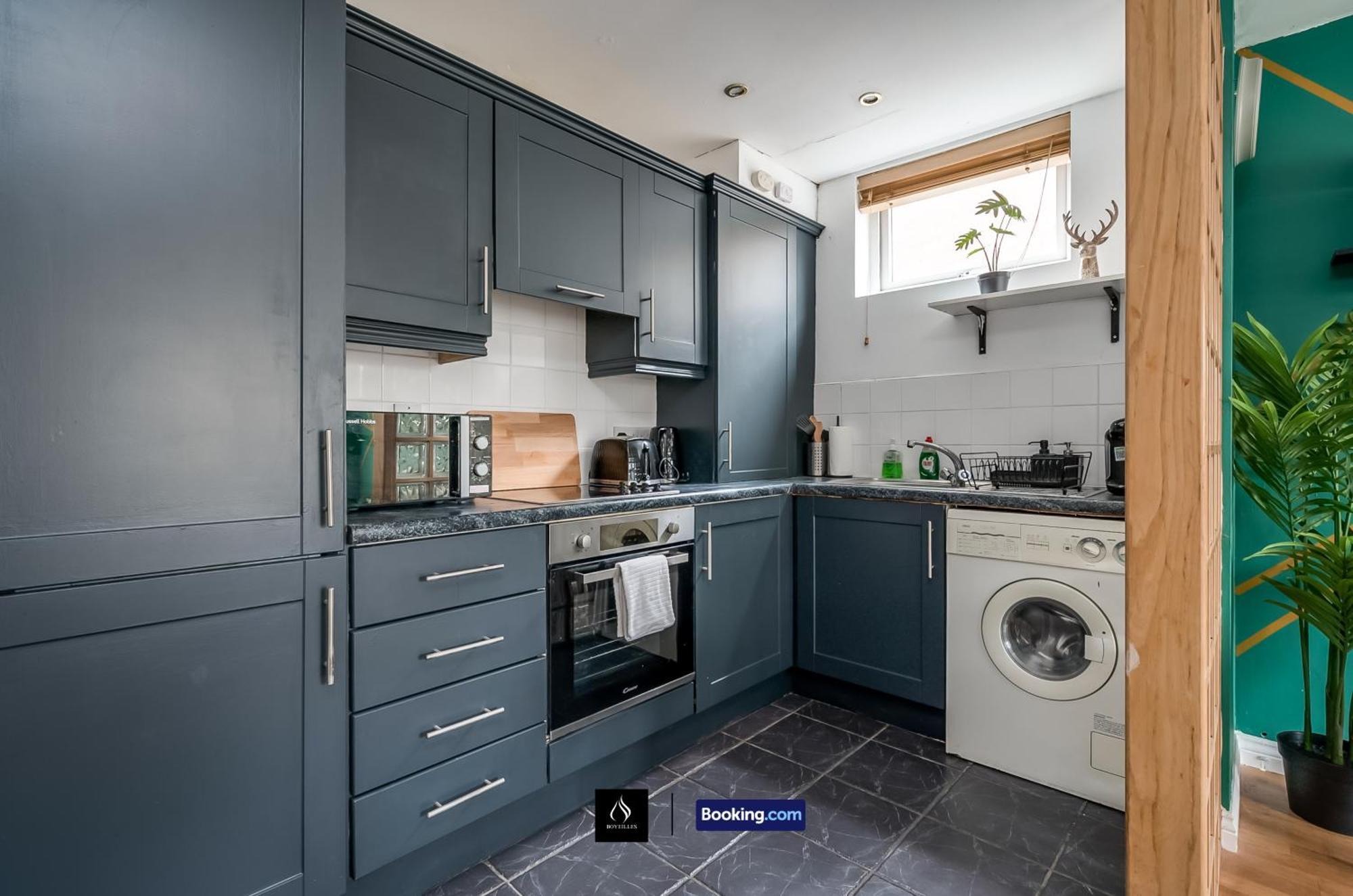 2 Bed House By Boyeilles Apartments Short Lets & Serviced Accommodation Belfast With Balcony & Free Parking Exteriör bild