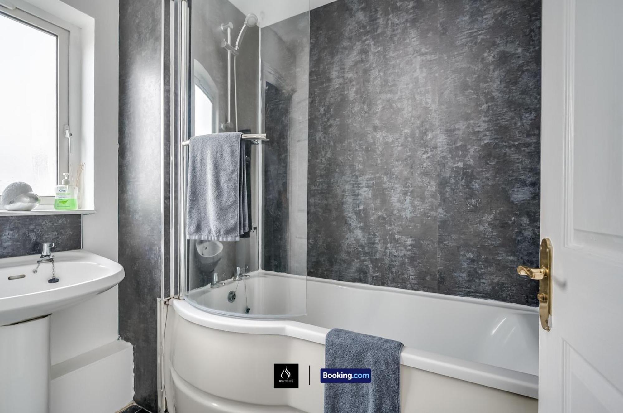 2 Bed House By Boyeilles Apartments Short Lets & Serviced Accommodation Belfast With Balcony & Free Parking Exteriör bild