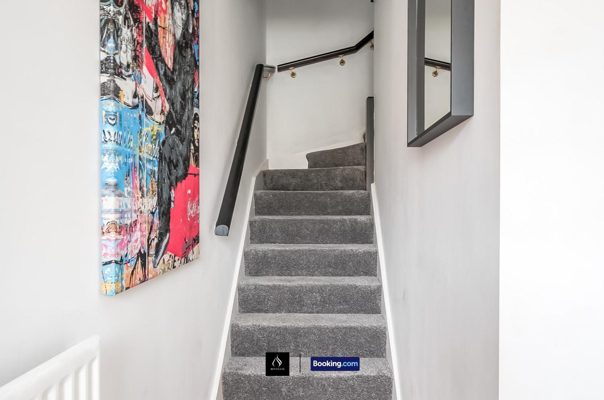 2 Bed House By Boyeilles Apartments Short Lets & Serviced Accommodation Belfast With Balcony & Free Parking Exteriör bild