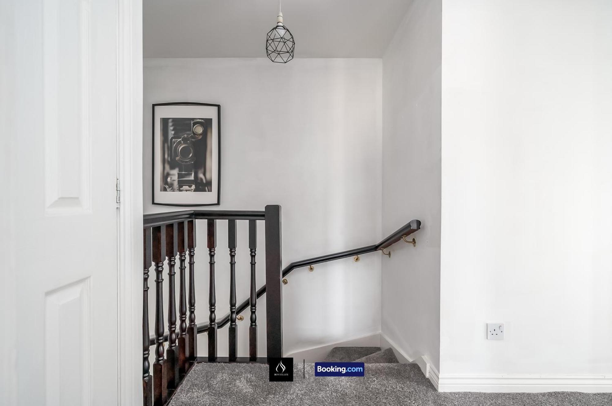 2 Bed House By Boyeilles Apartments Short Lets & Serviced Accommodation Belfast With Balcony & Free Parking Exteriör bild