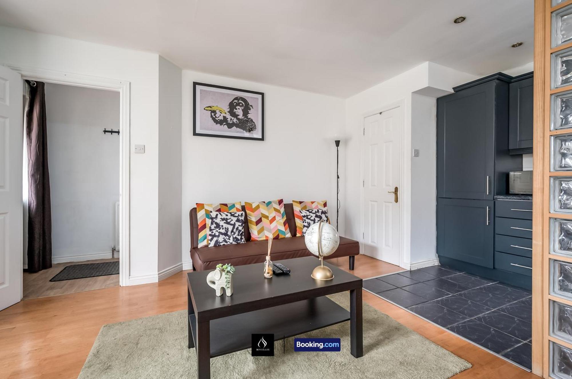 2 Bed House By Boyeilles Apartments Short Lets & Serviced Accommodation Belfast With Balcony & Free Parking Exteriör bild